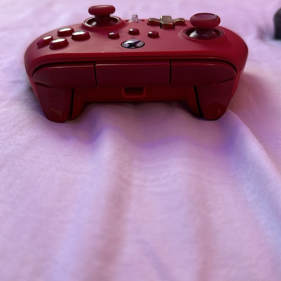 Red Xbox controller requires android wire for use I can provide if needed js lmk - Picture 4 of 4
